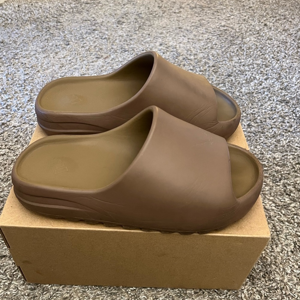 Yeezy Slide “Core”